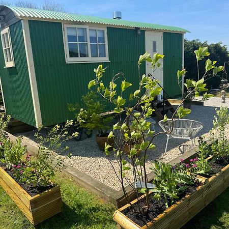 Toms Hut And Robins Rest Shepherd Huts Near Wadebridge Eksteriør bilde