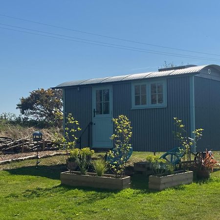 Toms Hut And Robins Rest Shepherd Huts Near Wadebridge Eksteriør bilde
