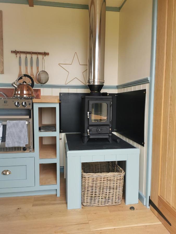 Toms Hut And Robins Rest Shepherd Huts Near Wadebridge Eksteriør bilde