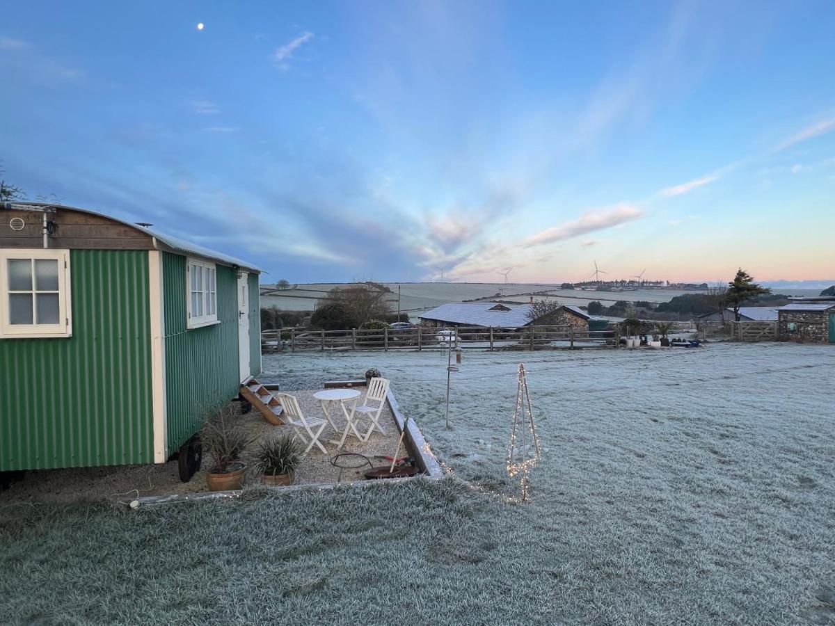 Toms Hut And Robins Rest Shepherd Huts Near Wadebridge Eksteriør bilde