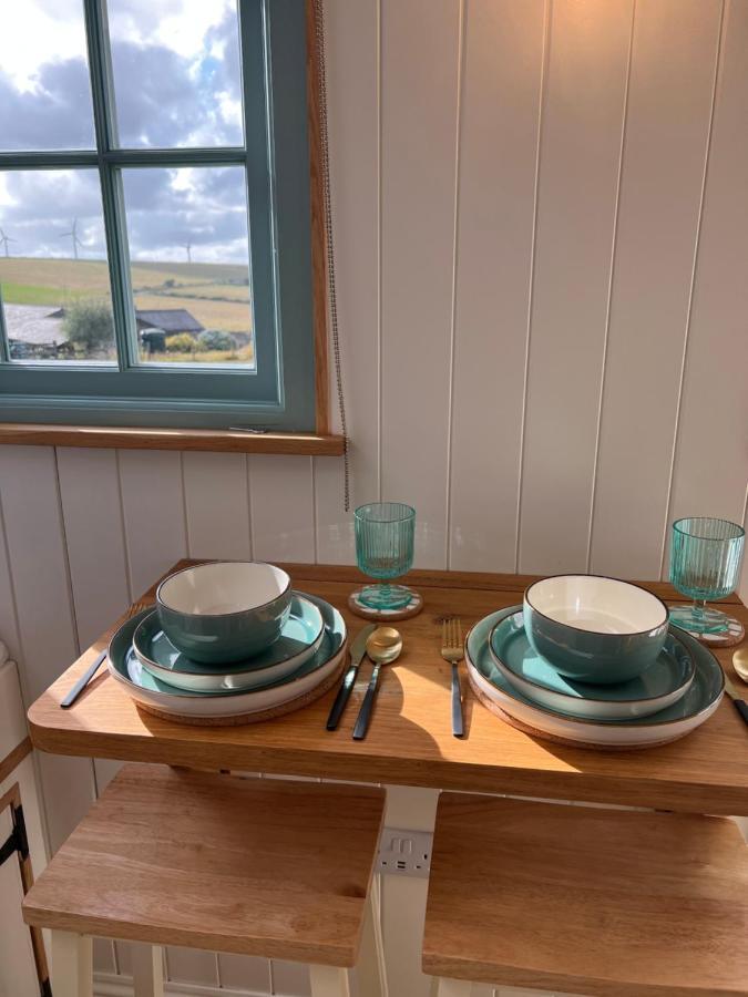 Toms Hut And Robins Rest Shepherd Huts Near Wadebridge Eksteriør bilde