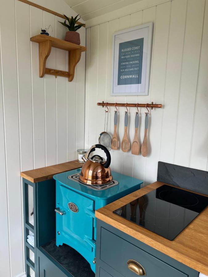 Toms Hut And Robins Rest Shepherd Huts Near Wadebridge Eksteriør bilde