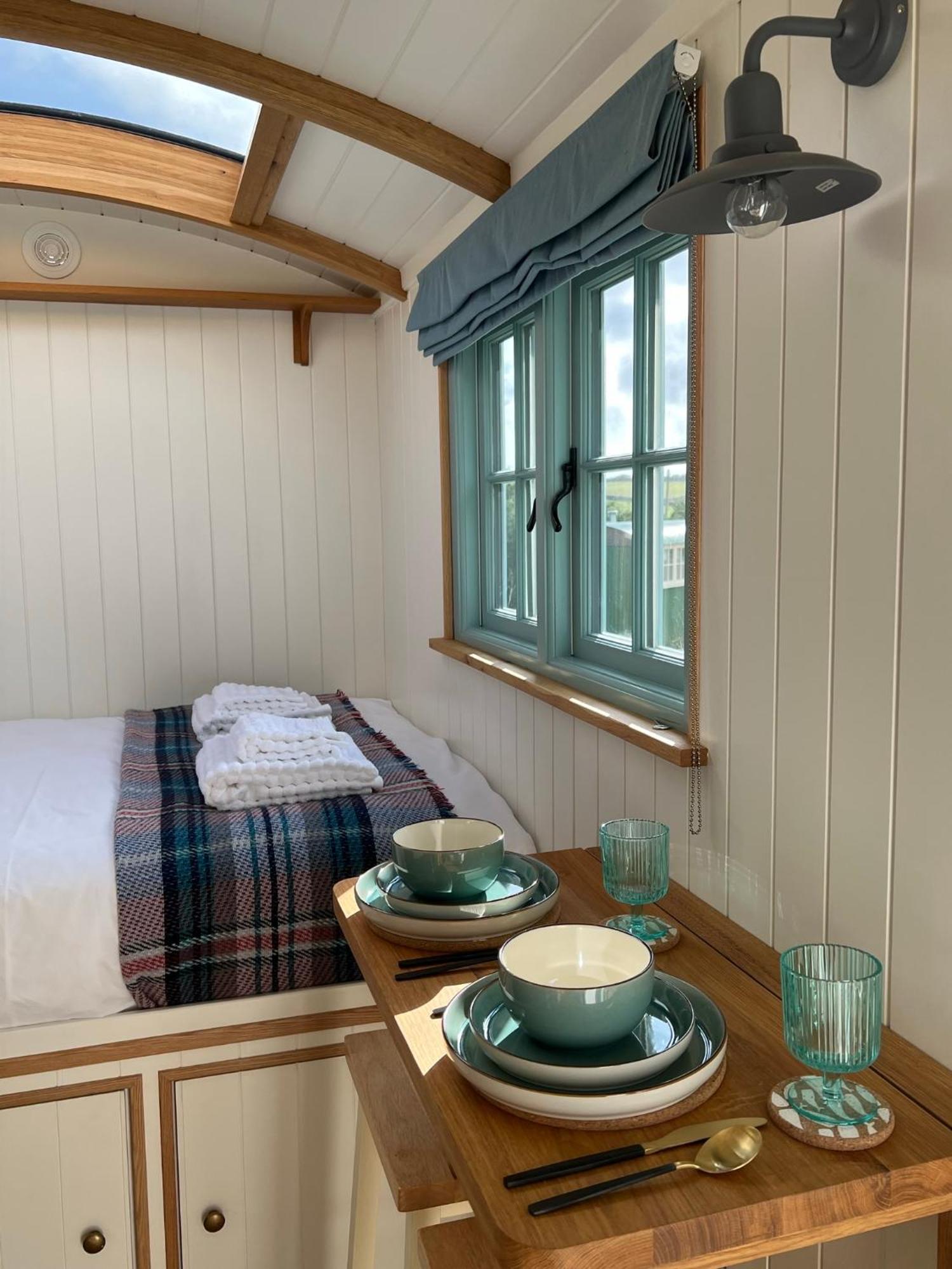 Toms Hut And Robins Rest Shepherd Huts Near Wadebridge Eksteriør bilde
