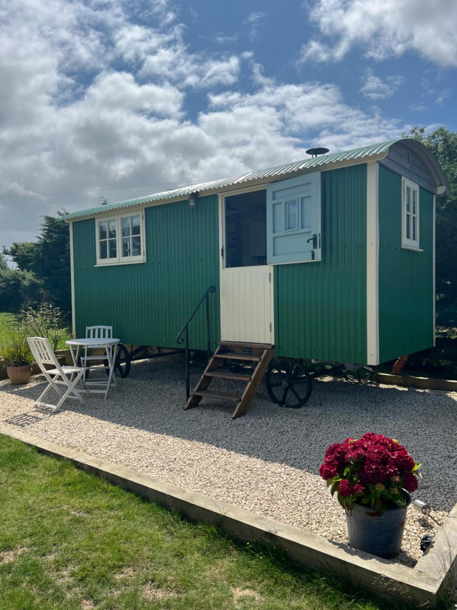 Toms Hut And Robins Rest Shepherd Huts Near Wadebridge Eksteriør bilde
