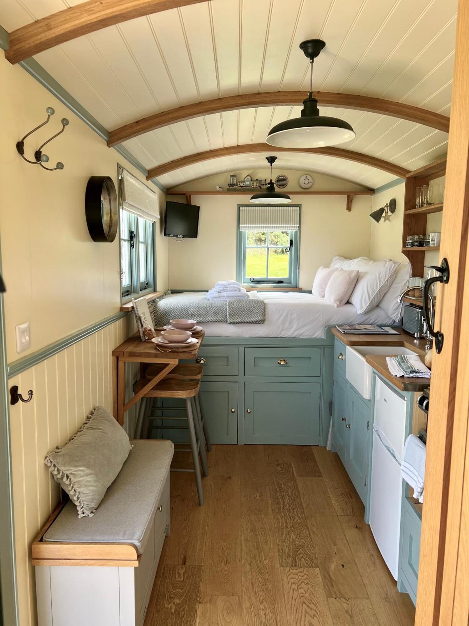 Toms Hut And Robins Rest Shepherd Huts Near Wadebridge Eksteriør bilde