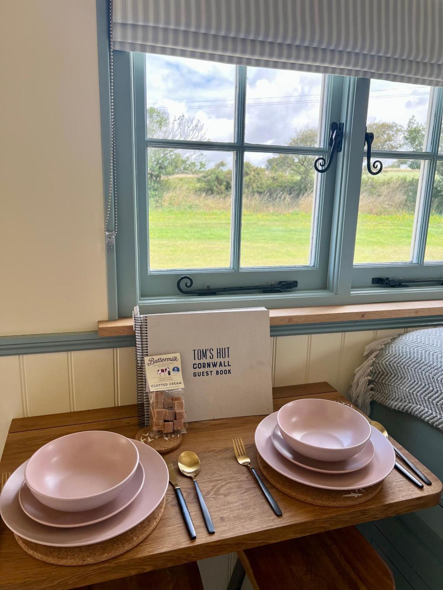 Toms Hut And Robins Rest Shepherd Huts Near Wadebridge Eksteriør bilde
