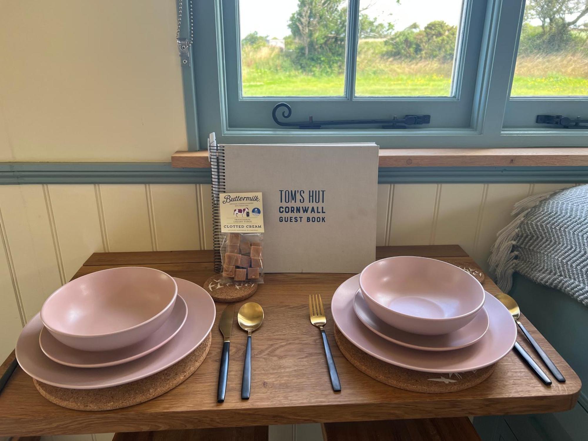 Toms Hut And Robins Rest Shepherd Huts Near Wadebridge Eksteriør bilde