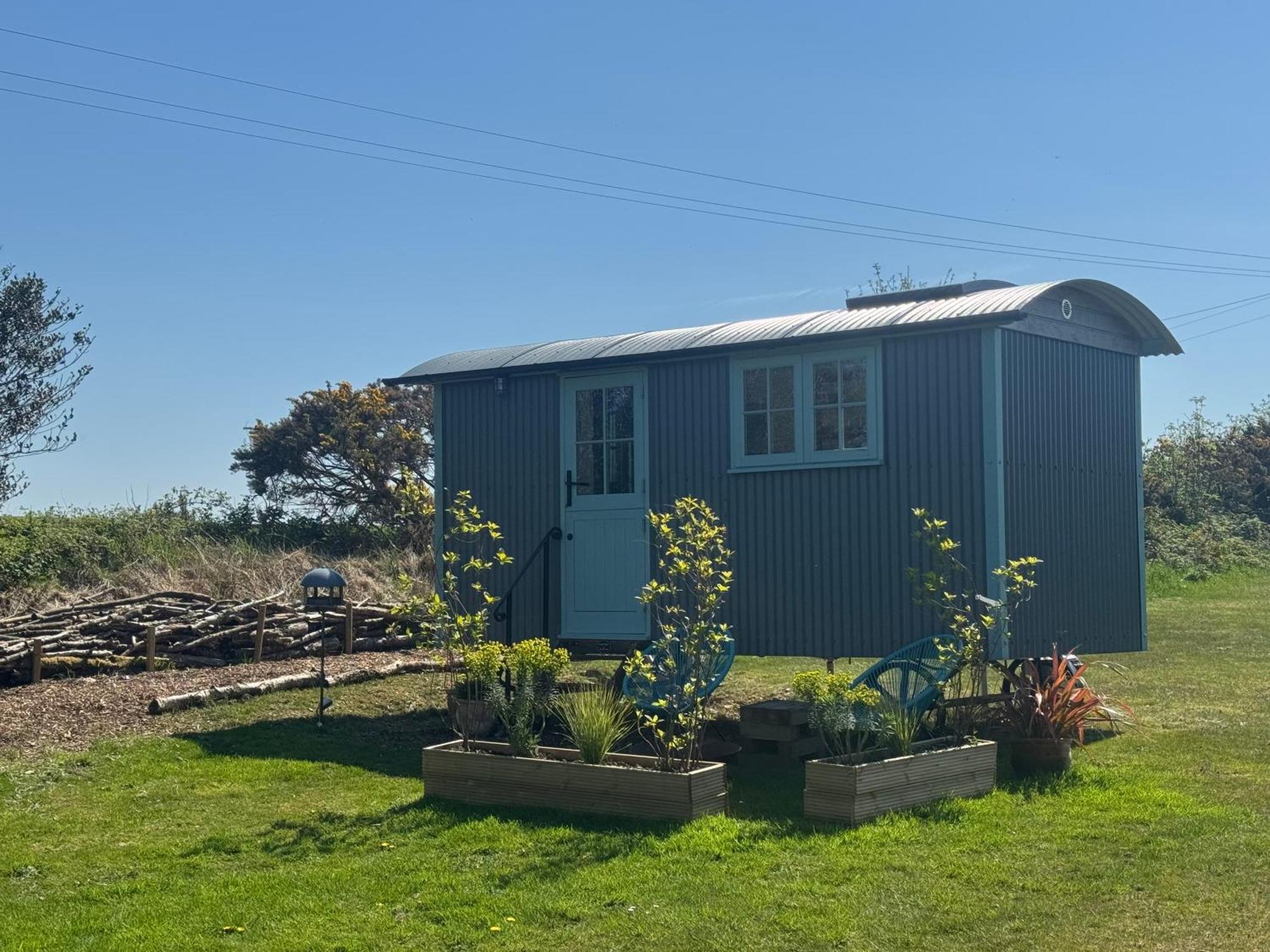 Toms Hut And Robins Rest Shepherd Huts Near Wadebridge Eksteriør bilde